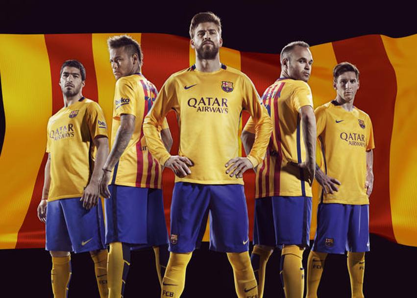 Si ritorna invece alla tradizione per l&#39;away kit, che richiama il giallo e rosso della bandiera catalana. Tinta unita davanti e a strisce sulla schiena (Nike)